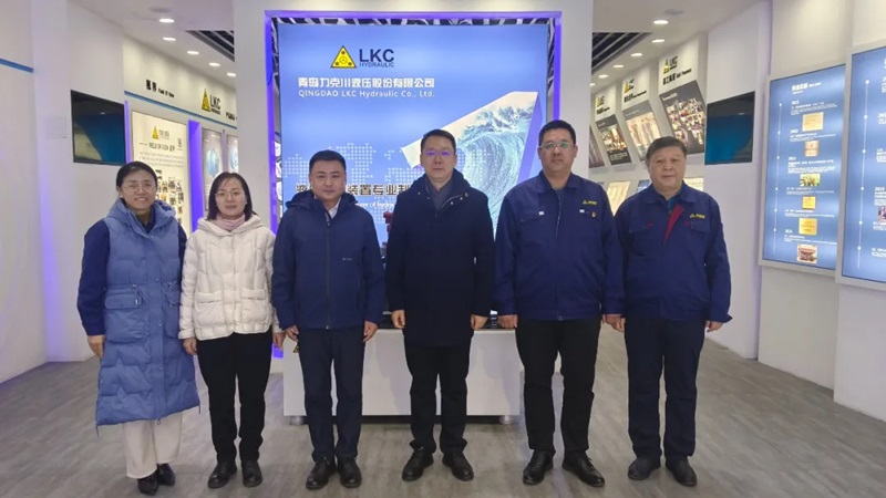 高新區(qū)工委委員、管委副主任張建軍一行蒞臨青島力克川液壓股份有限公司調研指導1.jpg